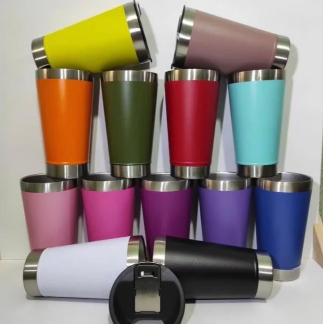 Copo Térmico de Inox 473ml  – ​Aumente suas vendas e ofereça aos seus clientes o produto campeão de buscas no mercado! O Copo Térmico em Aço Inox com Tampa combina alta performance térmica, resistência e design moderno. Perfeito para revenda, brindes corporativos, eventos e personalização (gravação a laser, DTF UV ou silk).    Destaques para o seu Negócio (Por que revender?): ​Alta Procura e Giro Rápido: Item indispensável no dia a dia, churrascos, festas, praia e academia.   ​Ideal para Personalização: Superfície perfeita para gravação a laser, serigrafia e adesivagem.   ​Excelente Margem de Lucro: Preço competitivo direto no atacado para garantir a melhor rentabilidade para a sua loja.   ​Cores Variadas e Atraentes: Lote diversificado com acabamento fosco/acetinado para agradar a todos os públicos.    Desempenho Térmico Excepcional: ​Parede Dupla com Isolamento a Vácuo: Mantém a bebida gelada por até 4 horas (ou até 15 horas com gelo) e bebidas quentes por até 45 minutos.   ​Não Transpira por Fora: O isolamento térmico impede que a parede externa fique suada, garantindo firmeza ao segurar.    Especificações Técnicas: ​Capacidade: 473 ml   ​Material: Aço Inoxidável (livre de BPA)   ​Acompanha: Tampa com  abridor ​Cores Disponíveis  Amarelo, Laranja, Verde Militar, Vermelho, Azul Claro, Rosa Claro, Pink, Roxo, Azul Bic, Branco, Preto, Marrom/Nude.