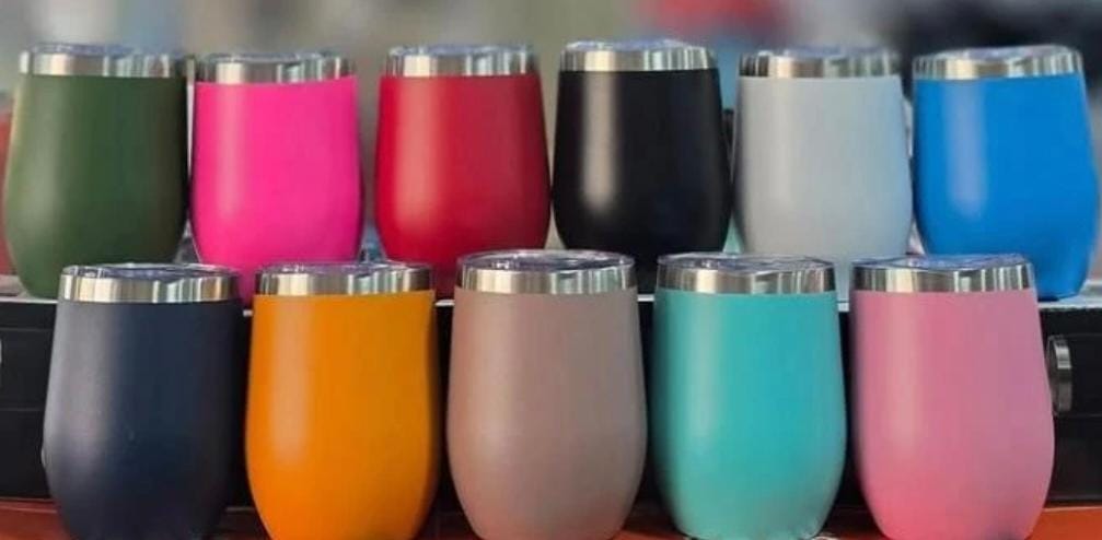 Copo Térmico Cuia de Inox 360ml com Tampa de acrílico - Atacado  ​Agregue sofisticação e alta margem de lucro ao seu catálogo! O Copo Térmico Cuia(360ml) possui design arredondado estilo taça de vinho/whisky, acabamento fosco Texturizado de alta qualidade e parede dupla de aço inox. É a escolha perfeita para revenda, kits de presentes, brindes corporativos sofisticados e personalização (gravação a laser, DTF UV ou sublimação/serigrafia).   Destaques para o seu Negócio (Por que revender?): ​Design Sofisticado e Tendência: Formato arredondado super elegante, muito procurado para vinhos, espumantes, drinks, cafés e chás.   ​Excelente Superfície para Personalização: Ideal para gravar logos de empresas, nomes ou artes personalizadas em eventos e datas comemorativas.   ​Alta Lucratividade: Produto com apelo premium que permite ótima margem de venda no varejo.   ​Tampa Acrílica com Vedação: Acompanha tampa transparente com vedação em silicone e abertura para consumo prático.    Desempenho Térmico: ​Parede Dupla com Isolamento a Vácuo: Mantém bebidas geladas por até 4 horas (com gelo por mais tempo) e quentes por até 2 a 3 horas.   ​Toque Agradável e Sem Suor: O isolamento térmico evita que a parte externa fique quente ou transpire condensação.   ​ Especificações Técnicas: ​Modelo: Copo Térmico Cuia ​Capacidade: 360 ml (12 oz)   ​Material: Aço Inoxidável (Livre de BPA)   ​Tampa: Acrílico transparente com borracha de vedação   ​Acabamento: Pintura fosca / texturizada com detalhe em inox aparente na borda   ​Uso Indicado: Vinhos, espumantes, whiskies, cervejas, cafés, chás e água.