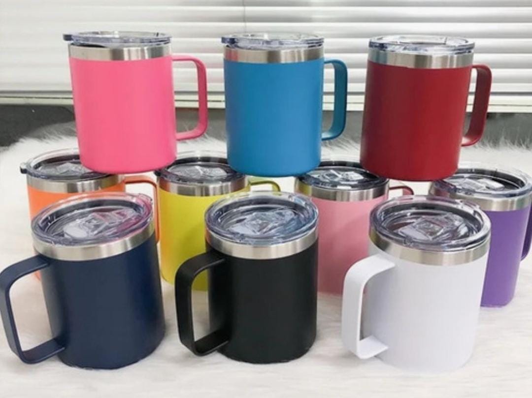 Caneca Térmica Inox com Tampa – 350ml ​Mantenha sua bebida na temperatura ideal até a última gota com a nossa Caneca Térmica Inox de 350ml! Desenvolvida para quem não abre mão de praticidade, estilo e qualidade no dia a dia, seja no trabalho, em casa ou ao ar livre.   ​ Destaques do Produto: ​Isolamento Térmico de Alta Eficiência: Parede dupla em aço inox que conserva bebidas quentes ou geladas por muito mais tempo. ​Tampa Transparente com Vedação: Permite visualizar a bebida e ajuda a evitar derramamentos e respingos durante o uso. ​Alça Ergonômica: Pegada confortável e segura para levar sua caneca para qualquer lugar. ​Design Moderno e Variedade de Cores: Acabamento premium disponível em diversas cores vibrantes e elegantes para combinar com seu estilo. ​Durável e Livre de BPA: Feita com materiais de alta qualidade, resistentes a impactos e seguros para a sua saúde. ​ Especificações Técnicas: ​Capacidade: 350ml   ​Material: Aço Inoxidável (corpo) e Acrílico/Plástico Livre de BPA (tampa) ​Acompanha: Tampa acrílica transparente com vedação de silicone