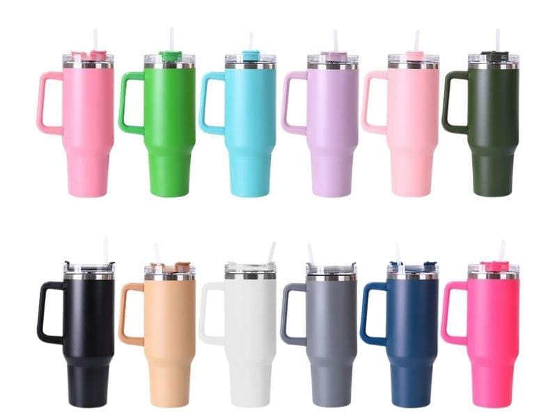 Copo Térmico Quencher Inox com Alça e Canudo – 1,2 Litros (1200ml) ​O Copo Térmico Quencher de 1,2L é o aliado perfeito para te acompanhar ao longo do dia com máxima hidratação e estilo! Projetado com isolamento térmico de parede dupla em aço inox, ele mantém sua bebida gelada por horas, seja na academia, no trabalho, na faculdade ou em viagens. ​Com design moderno e ergonômico, possui base afunilada que se encaixa perfeitamente no porta-copos do carro e uma alça robusta para facilitar o transporte. ​Diferenciais do Produto: ​Capacidade Extra (1,2L): Garante hidratação prolongada sem a necessidade de reabastecer a todo momento. ​Parede Dupla com Isolamento a Vácuo: Mantém bebidas trincando de geladas por horas e quentes na medida certa. ​Tampa Multifuncional com Canudo: Permite beber diretamente pelo canudo ou pela abertura principal com total praticidade. ​Alça Ergonômica e Confortável: Pegada firme e segura para levar para onde quiser. ​Compatível com Porta-Copos: Design afunilado na base ideal para carros e equipamentos da academia. ​Livre de BPA e Anti-Vazamento: Material seguro, resistente e fácil de higienizar. ​Especificações Técnicas: ​Capacidade: 1.200 ml (1,2 Litros) ​Material: Aço Inoxidável (corpo interno e externo) e Plástico PP Livre de BPA (tampa e canudo) ​Acompanha: 1 Copo Térmico com Alça, 1 Tampa Multifuncional e 1 Canudo ​Cores Disponíveis: Rosa Chiclete, Verde, Azul Claro, Lilás, Rosa Bebê, Verde Militar, Preto, Bege/Nude, Branco, Cinza, Azul Marinho e Pink.