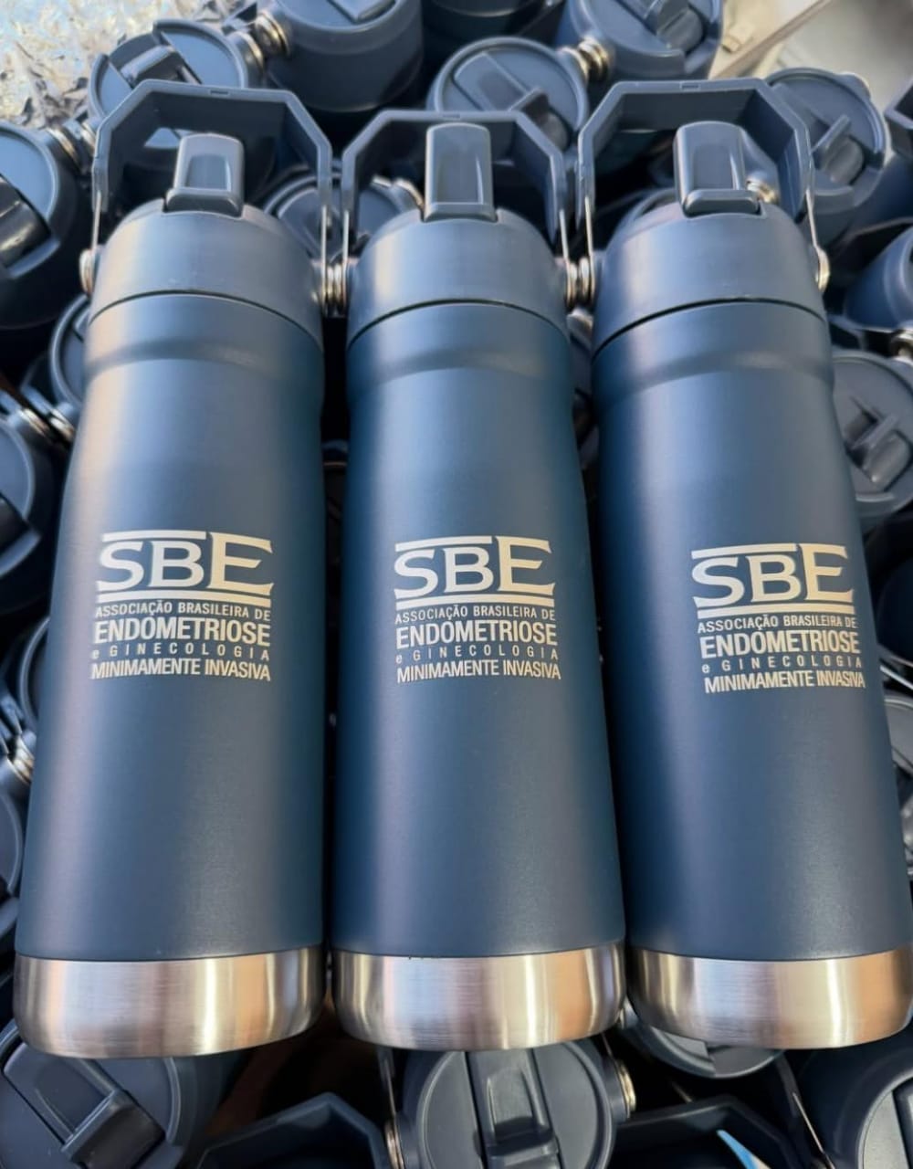 Personalização exclusiva com padrão de excelência.  Criar algo único para você é a nossa paixão! Do design aos mínimos detalhes do acabamento, garantimos que cada item tenha a sua personalidade e uma qualidade surpreendente.  📸 Confira alguns detalhes das nossas peças acima e veja de perto todo o cuidado que colocamos em cada produção!  Quer criar algo incrível juntas(os)? Fale com a gente!